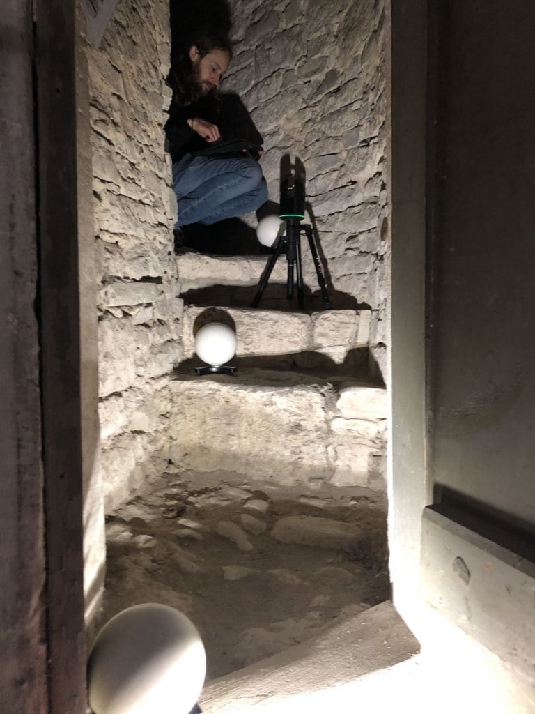 Henrik Mattes justiert den Laserscanner im romanischen Treppenaufgang zum Glockenstuhl