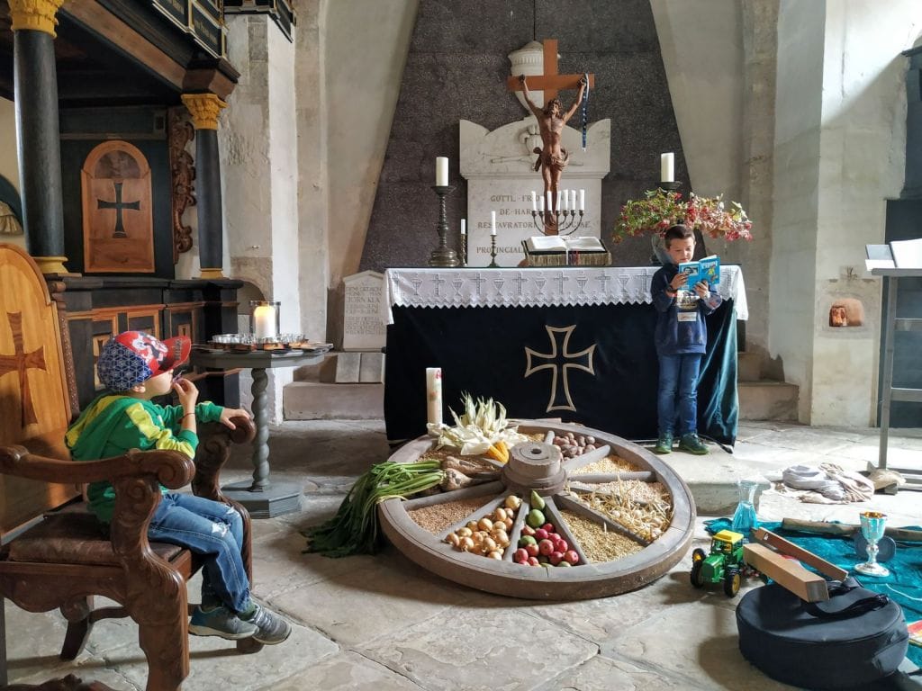 Kinder in der Gutskriche Rittergut Lucklum