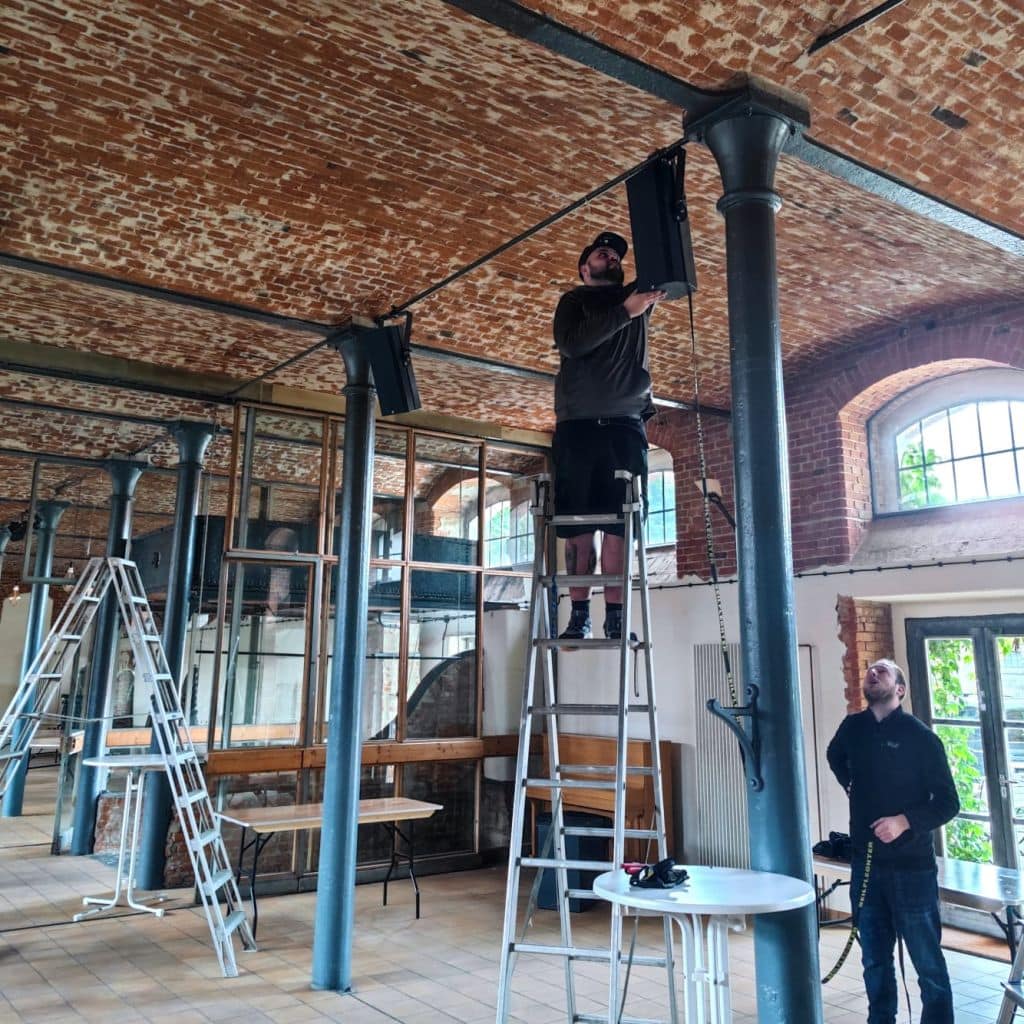 Neues Lautsprechersystem im Ackerpferdestall Neues Lautsprechersystem im Ackerpferdestall
